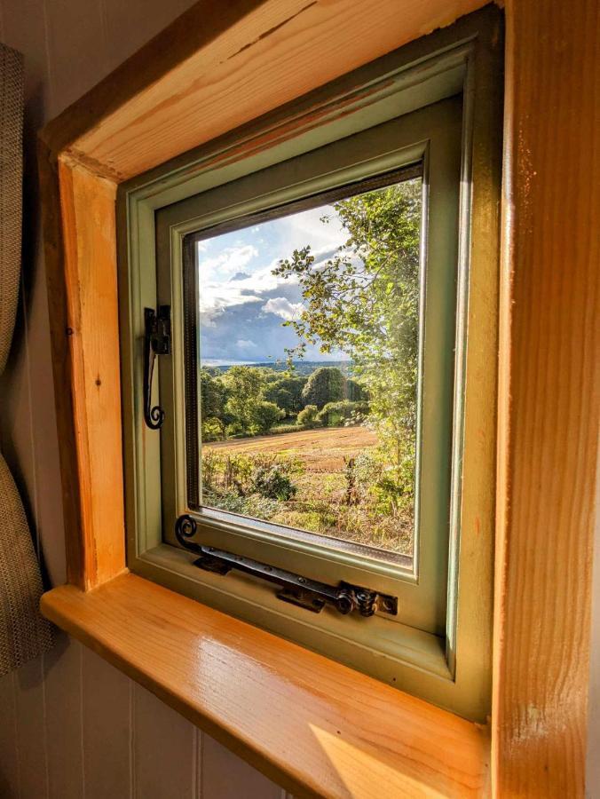 Romantic Nature Retreat, Luxury Glamping & Stargazing Views - Dragonfly Shepherd Hut Yarpole Exterior photo