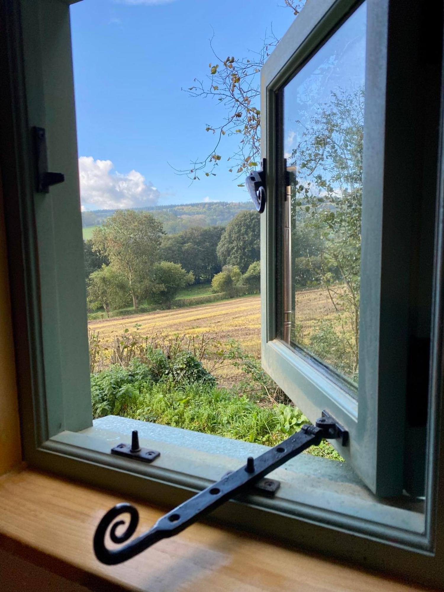 Romantic Nature Retreat, Luxury Glamping & Stargazing Views - Dragonfly Shepherd Hut Yarpole Exterior photo